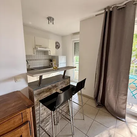 Daphne, Piscine Apartman