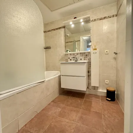 Daphne, Piscine Apartman