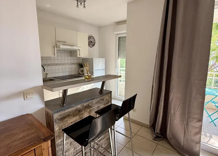 Daphne, Piscine Апартаменты