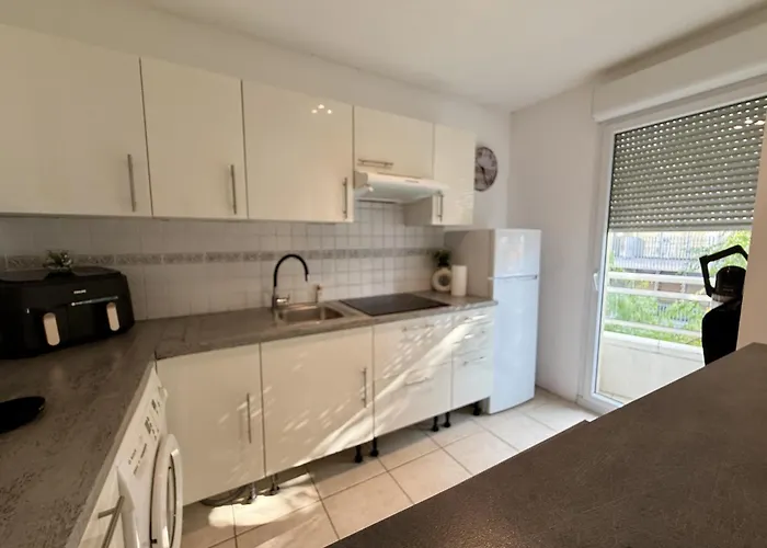 Daphne, Piscine Апартаменты