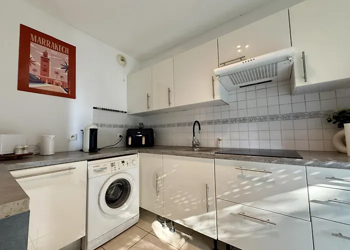 Daphne, Piscine Апартаменты