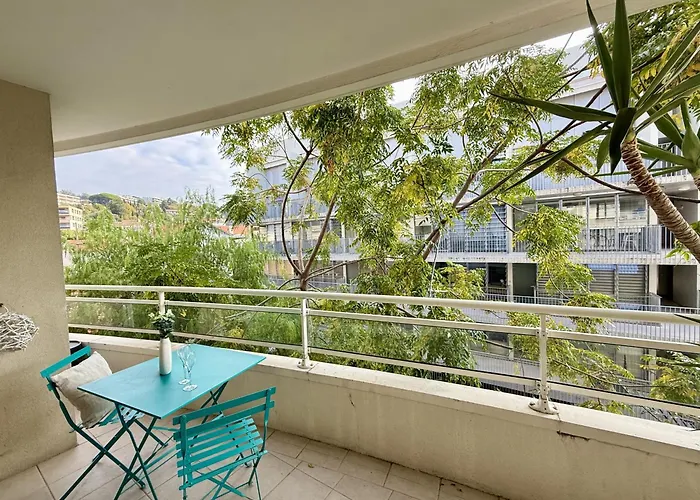 Daphne, Piscine Апартаменты